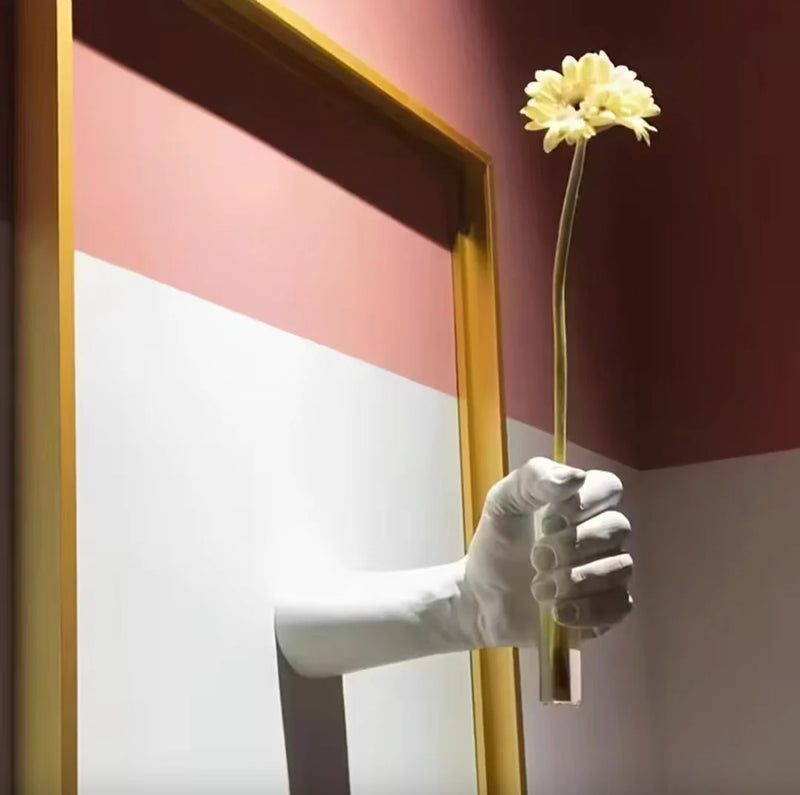Étreinte™ – Sculptural Wall Hand Vase